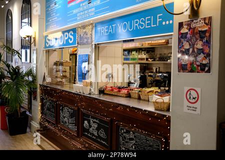 la sala da concerto e da ballo king hall mostra il bar, herne bay town, kent est, regno unito marzo 2023 Foto Stock