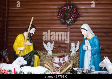 Presepe di Natale Gesù nel fieno con angeli e genitori Foto Stock