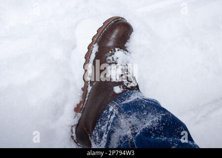 Uno scarpone in neve nelle tempeste di neve Foto Stock