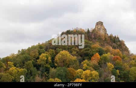 Sugar Loaf Bluff raggiunge quasi 85 metri nel cielo; in un giorno d'autunno a Winona, Minnesota USA. Foto Stock