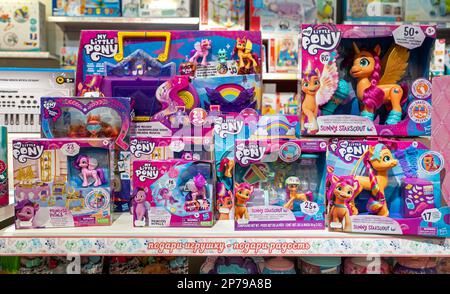 Ampia selezione di My Little Pony Toy prodotta da Hasbro nel negozio di giocattoli. Minsk, Bielorussia, 2023 Foto Stock