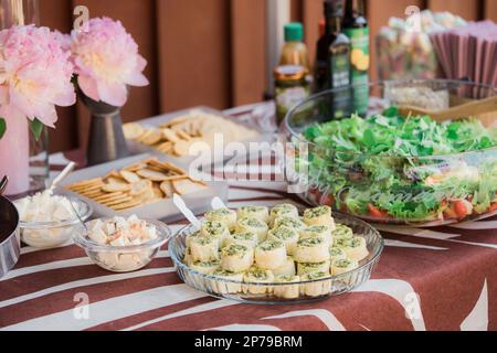 catering a buffet con diversi snack e antipasti sul tavolo Foto Stock