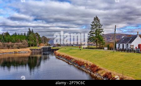 Gairlochy Caledonian Canal Spean Bridge Scotland vista delle chiuse sopra il Ponte Swing e Loch Keepers cottage Foto Stock