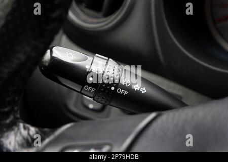 Immagine ravvicinata della leva di comando dei fari per auto generiche. Foto Stock