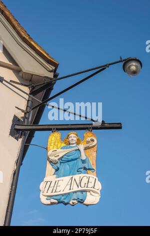 Angel Lavenham, vista del cartello situato sopra l'Angel Hotel, un hotel storico e pub in Piazza del mercato nel villaggio di Lavenham, Suffolk Inghilterra Foto Stock