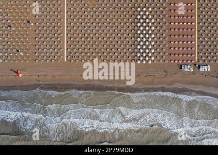 Spiaggia di sabbia fine sul Mare Adriatico, fuco di prima mattina girato con sedie a sdraio accuratamente posizionate, Caorle, Veneto, Italia Foto Stock