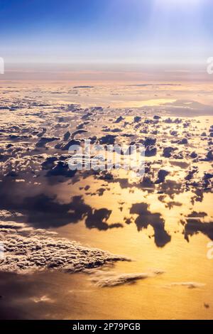 Nuvole e mare, luce e ombra in tempo mutevole, vista aerea, volo sul mar Egeo, Grecia Foto Stock