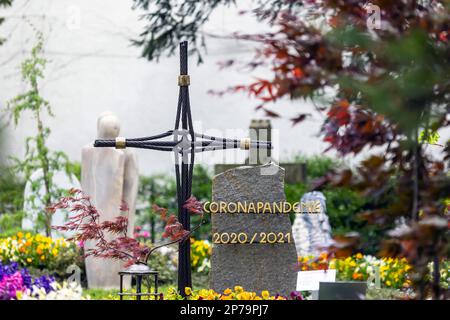 Tomba con la parola Corona Pandemie sulla lapide, esempi di successo del disegno della tomba al Landesgartenschau Ueberlingen, Baden-Wuerttemberg Foto Stock