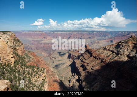 Vista aerea del pittoresco Grand Canyon in una giornata di sole, che mostra il suo vasto e mozzafiato paesaggio Foto Stock