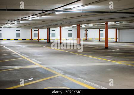 Parcheggio sotterraneo illuminato vuoto, ampio angolo di visuale senza persone. Foto Stock