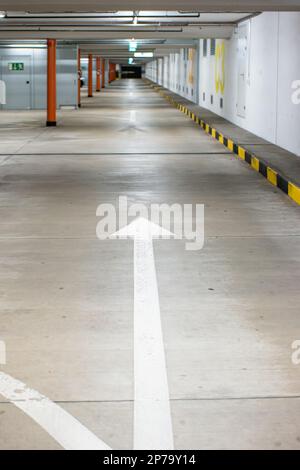 Parcheggio sotterraneo illuminato vuoto, ampio angolo di visuale senza persone. Foto Stock