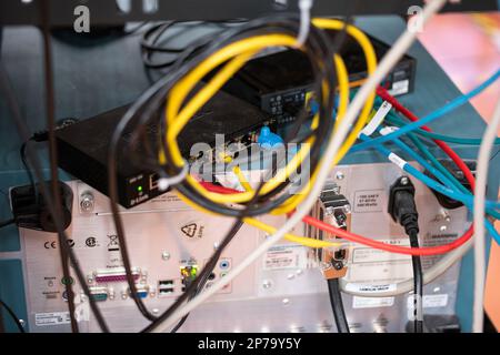 Collegamento disordinato dei cavi di alimentazione del computer e della LAN. primo piano non ha girato persone. Foto Stock