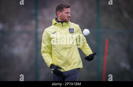 Jan Vertonghen di Anderlecht, nella foto, durante una sessione di allenamento della squadra di calcio belga RSC Anderlecht, mercoledì 08 marzo 2023 a Bruxelles. La squadra si prepara alla partita di domani contro lo spagnolo Villarreal CF, la prima tappa del round 16 del concorso UEFA Europa Conference League. BELGA PHOTO VIRGINIE LEFOUR Foto Stock