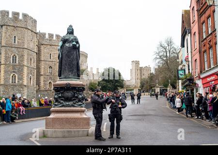 Windsor, Berkshire, Regno Unito. 11th febbraio, 2023. Polizia armata in servizio fuori dal Castello di Windsor per il Cambio della Guardia. Credito: Maureen McLean/Alamy Foto Stock