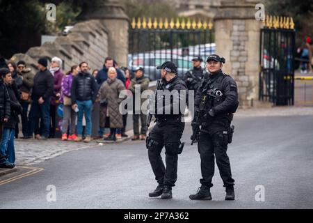 Windsor, Berkshire, Regno Unito. 11th febbraio, 2023. Polizia armata in servizio fuori dal Castello di Windsor per il Cambio della Guardia. Credito: Maureen McLean/Alamy Foto Stock