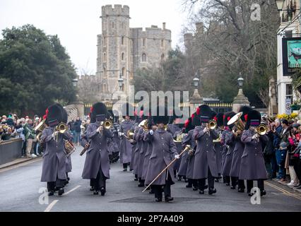 Windsor, Berkshire, Regno Unito. 11th febbraio, 2023. I Soliders tornano in caserma dopo il cambio della guardia al Castello di Windsor oggi. Credito: Maureen McLean/Alamy Foto Stock