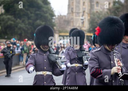 Windsor, Berkshire, Regno Unito. 11th febbraio, 2023. I Soliders tornano in caserma dopo il cambio della guardia al Castello di Windsor oggi. Credito: Maureen McLean/Alamy Foto Stock