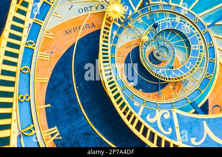 Sfondo effetto Droste basato sull'orologio astronimico di Praga. Design astratto per concetti legati all'astrologia, alla fantasia, al tempo e alla magia Foto Stock