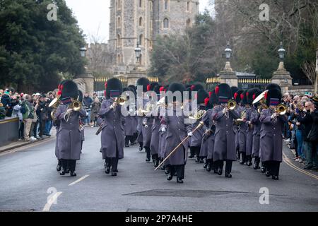 Windsor, Berkshire, Regno Unito. 11th febbraio, 2023. I Soliders tornano in caserma dopo il cambio della guardia al Castello di Windsor oggi. Credito: Maureen McLean/Alamy Foto Stock