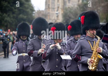 Windsor, Berkshire, Regno Unito. 11th febbraio, 2023. I Soliders tornano in caserma dopo il cambio della guardia al Castello di Windsor oggi. Credito: Maureen McLean/Alamy Foto Stock