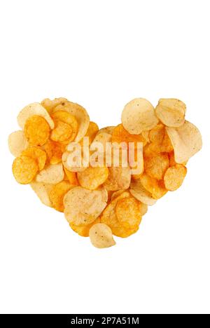 Patatine a forma di cuore isolate su sfondo bianco. Snack sostanzioso con una croccante appagante Foto Stock