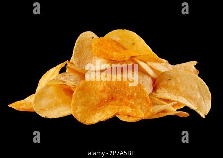 Mucchio di patatine isolate su fondo nero pieno. Chip con rivestimento croccante che è sia sostanzioso che soddisfacente Foto Stock