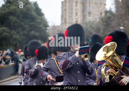 Windsor, Berkshire, Regno Unito. 11th febbraio, 2023. I Soliders tornano in caserma dopo il cambio della guardia al Castello di Windsor oggi. Credito: Maureen McLean/Alamy Foto Stock