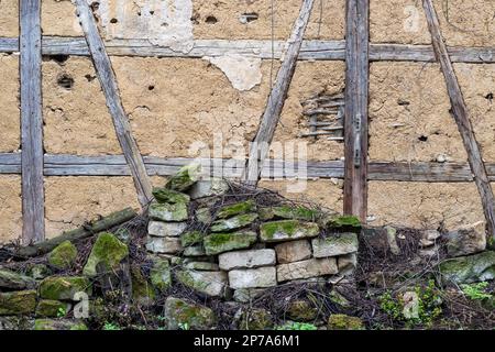 Muro fatiscente e vecchio muro a graticcio, travi in legno con argilla, fienile, Baden-Wuerttemberg, Germania Foto Stock