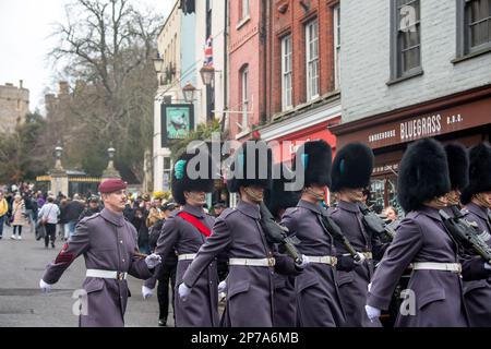 Windsor, Berkshire, Regno Unito. 11th febbraio, 2023. I Soliders tornano in caserma dopo il cambio della guardia al Castello di Windsor oggi. Credito: Maureen McLean/Alamy Foto Stock