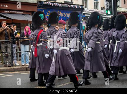 Windsor, Berkshire, Regno Unito. 11th febbraio, 2023. I Soliders tornano in caserma dopo il cambio della guardia al Castello di Windsor oggi. Credito: Maureen McLean/Alamy Foto Stock