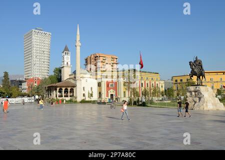 Plaza Hotel, Campanile, Moschea Ethem Bey e Monumento Skanderbeg, Piazza Skanderbeg, Tirana, Albania Foto Stock