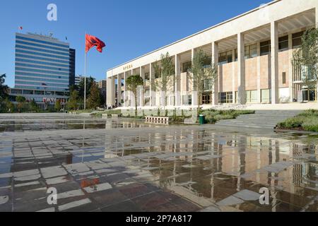 Il Palazzo della Cultura, Teatro dell'Opera, si riflette in una pozza, Piazza Skanderbeg, Tirana, Albania Foto Stock