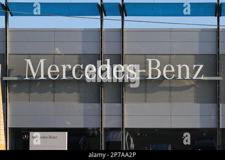 Italia, anno 2022, cartello pubblicitario Mercedes Benz, concessionario ufficiale, editoriale Foto Stock
