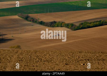 Lavorare con un trattore agricolo nei campi della Moravia. Repubblica Ceca, Moravia, Repubblica Ceca, Europa Foto Stock