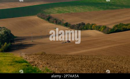 Lavorare con un trattore agricolo nei campi della Moravia. Repubblica Ceca, Moravia, Repubblica Ceca, Europa Foto Stock