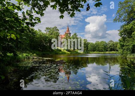 Vista sul castello di Cesvaines con riflessi nell'acqua. Foto Stock