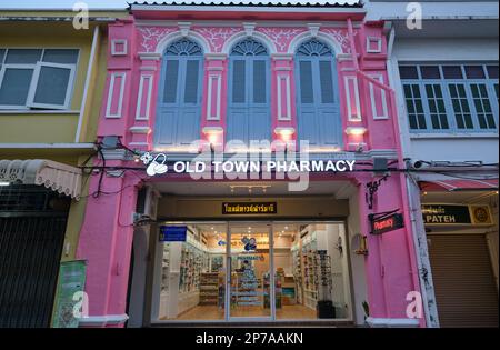 La farmacia della città vecchia e altre colorate botteghe in stile sino-portoghese (Peranakan) in Thalang Rd., nella zona della città vecchia di Phuket, Thailandia Foto Stock