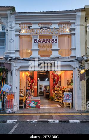 Baan 88, una boutique in una fila colorata di botteghe in stile sino-portoghese (Peranakan) in Thalang Road nella zona della Città Vecchia di Phuket, Thailandia Foto Stock