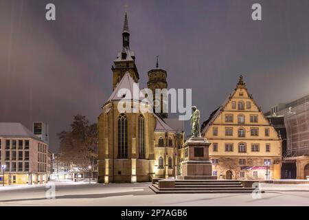 La neve si trova su Schillerplatz, da sinistra la torre del municipio, la chiesa collegiata, il monumento Schiller, Fruchtkasten, la piazza è deserta in anticipo Foto Stock