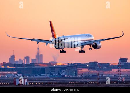 Aeroporto di Fraport con skyline al mattino presto, Lufthansa Airbus A350-900 aereo in avvicinamento, Francoforte sul meno, Assia, Germania Foto Stock