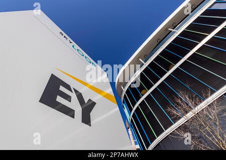 Edificio SkyLoop all'aeroporto di Stoccarda, vista esterna, sede di Ernst & Young, Stoccarda, Baden-Wuerttemberg, Germania Foto Stock