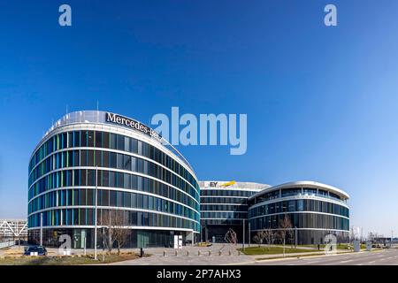 Edificio SkyLoop all'aeroporto di Stoccarda, vista esterna, sede di Ernst & Young, Stoccarda, Baden-Wuerttemberg, Germania Foto Stock