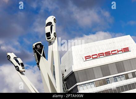 Porscheplatz con sede centrale Porsche, opera d'arte ispirata 911 di Gerry Judah con veicoli Porsche 911, Zuffenhausen, Stoccarda Foto Stock