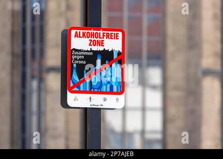 Zona indenne da alcol, divieto di alcol, nelle piazze del centro città durante la pandemia di Corona, Freitreppe am Kleinen Schlossplatz, Stoccarda Foto Stock