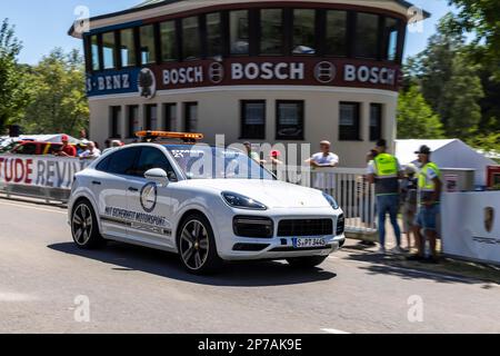 Powered by Renewable Fuel, moderna auto sportiva di Porsche con motore a combustione promuove carburanti sintetici per veicoli, anniversario 100 anni Foto Stock