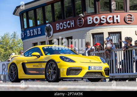 Powered by Renewable Fuel, moderna auto sportiva di Porsche con motore a combustione promuove carburanti sintetici per veicoli, anniversario 100 anni Foto Stock