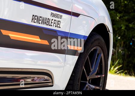 Powered by Renewable Fuel, moderna auto sportiva di Porsche con motore a combustione promuove carburanti sintetici per veicoli, anniversario 100 anni Foto Stock