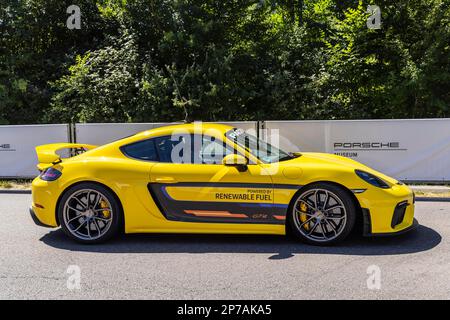 Powered by Renewable Fuel, moderna auto sportiva di Porsche con motore a combustione promuove carburanti sintetici per veicoli, anniversario 100 anni Foto Stock