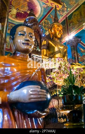 La statua principale del Buddha all'interno dell'alter principale presso l'antico wat Phnom buddista a Phnom Penh, Cambogia. Foto Stock