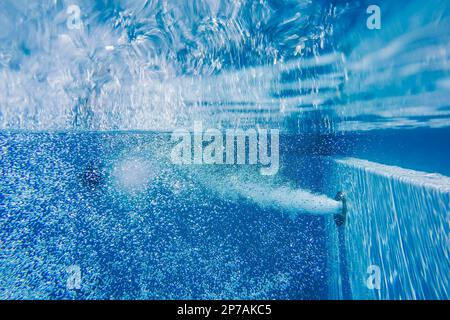 Piscina, sistema controcorrente crea corrente in piccola piscina privata, tiro subacqueo, bolle d'aria in acqua, Stoccarda Foto Stock